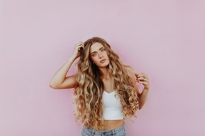 5 tipů, jak oživit a posílit vlasy