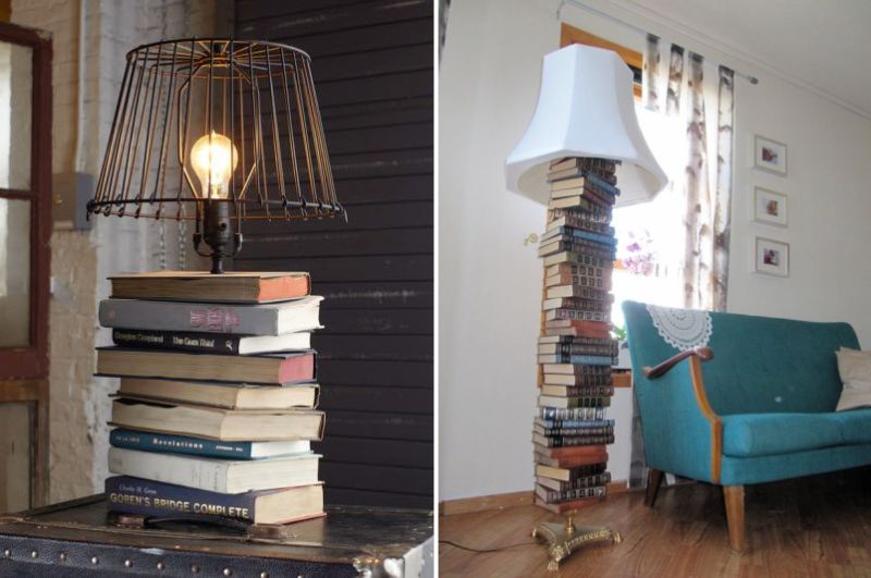 Stolní lampa s podstavcem ze starých knih